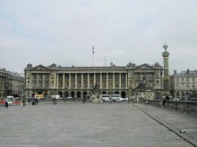 В северной части площади Согласия  расположено здание Министерства морского флота Франции.