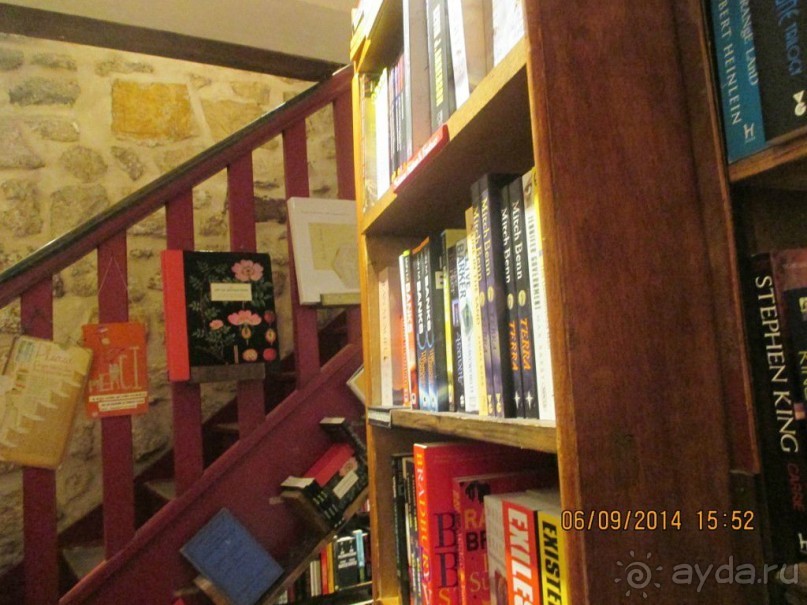 Уютная лавка была комбинацией магазина и библиотеки с выдачей книг на дом. Забывчивым читателям, не возвращавшим книгу вовремя,  посылали по почте карточку, на которой был изображен Шекспир, в негодовании рвущий на себе волосы.