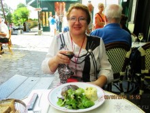 В октябре на Монмартре проходит праздник вина, но и в сентябре можно попробовать в местном ресторанчике прекрасное Божоле (кислые вишни), которого мы не встретили больше нигде.