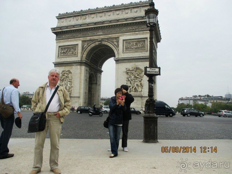 Она располагается в легендарном восьмом округе столицы Франции, на площади, носящей название площадь Шарля де Голля, или площадь «Звезды».