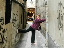 В Париже в 5-м округе, рядом с Латинским кварталом, располагается сеть средневековых узеньких улочек. На одной из них жил Наполеон Бонапарт.  Среди них находится самая узкая улица в Париже, менее двух метров в ширину. Улица называется в честь любимого черного кота алхимика, живущего здесь в средние века.