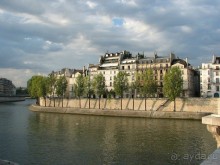 Остров Сен-Луи (Île Saint-Louis) – спокойное и тихое место в самом центре французской столицы. Он не был заселён до середины XVII века и состоял из двух островков, разделённых неширокой протокой. Острова эти принадлежали собору Notre Dame.