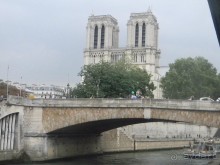 С набережных Сены открываются виды на Нотр-Дам, Сент-Шапель,  дворец Шайо,  Дом Инвалидов,