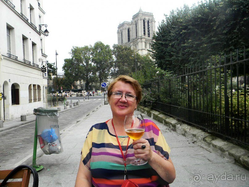 Кафе ничем не отличается от других, кроме одного: оно стоит на другом берегу реки прямо напротив Нотр-Дам де Пари.