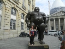 У Пантеона.