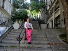 На лестнице к знаменитой базилике Сакре-Кёр на холме Монмартр.