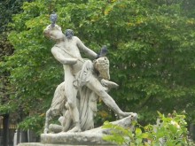 Сквер Пале-Рояль украшен цветами и скульптурами.