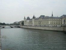 Дворец Консьержери, являющийся частью Дворца правосудия, сразу же приковывает к себе внимание туристов – он как будто списан со страниц рыцарского романа.