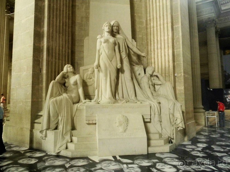 В 1764 году здание задумывалось Людовиком XV как церковь Святой Женевьевы, благодаря которой, он, с помощью молитв, оправился от тяжёлой болезни  Французские революционеры навсегда отбили у Людовика желание употреблять кислород, а церковь перепрофилировали в гробницу для великих мужей страны.