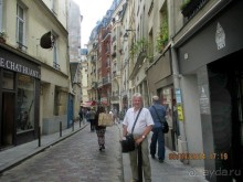 На узких старинных улочках Латинского квартала, где когда-то хвастался новой шляпой с пером сам Д’Артаньян, расположена масса закусочных со всевозможными сладостями и свежеиспеченными булочками