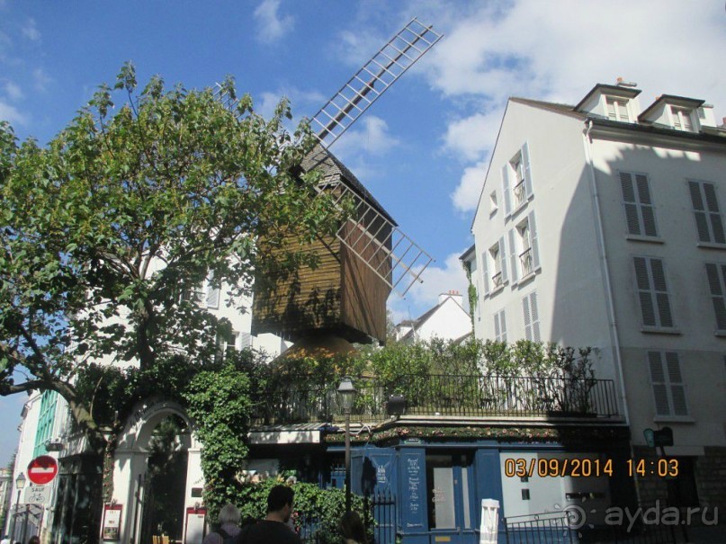 Когда-то, в конце XVIII века, улицы живописного Монмартра украшали крылья около 30 мельниц. До наших дней сохранились лишь две из них — Радэ и Галет.