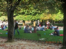 Парижане и туристы в Люксембургском саду.