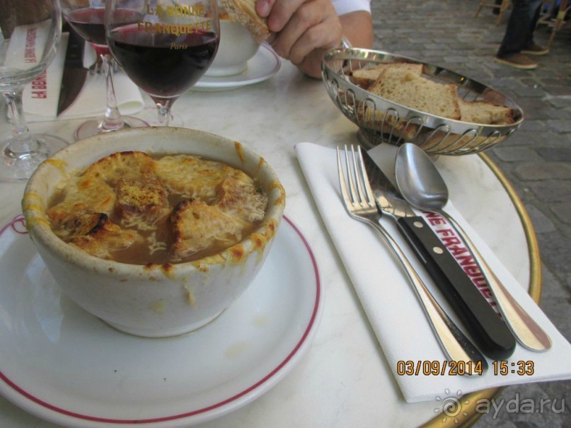 Луковый суп supe a l`oignon gratinee a la france. Готовится в духовке на основе коричневого бульона из лука в специальной посуде,которую закрывают или крышкой или тестом. Выглядит не очень аппетитно, но поверьте, это очень вкусно!