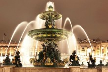 Фигуры Нереиды, Тритона и иные мифические персонажи, придают фонтанам неповторимый вид, особенно по  вечерам, когда они сверкают и мерцают в темноте.