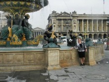 Через несколько лет архитектор Гитторф воздвиг с двух сторон обелиска фонтаны высотой 9 метров,  они очень похожи на римские фонтаны с площади св. Петра