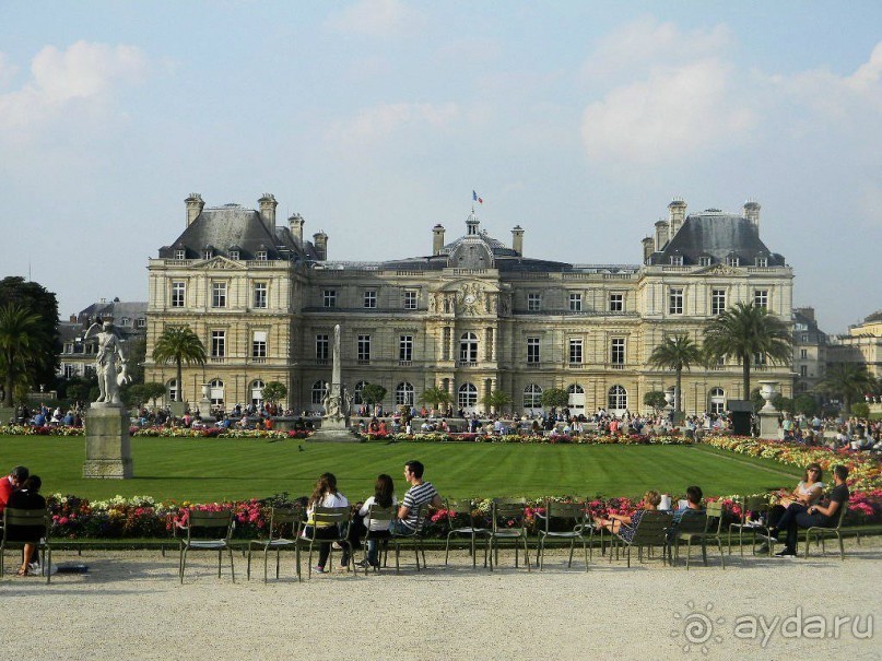 История дворца богата. В разное время в нем находились резиденция королей и императоров, тюрьма, Палата Пэров и Сена