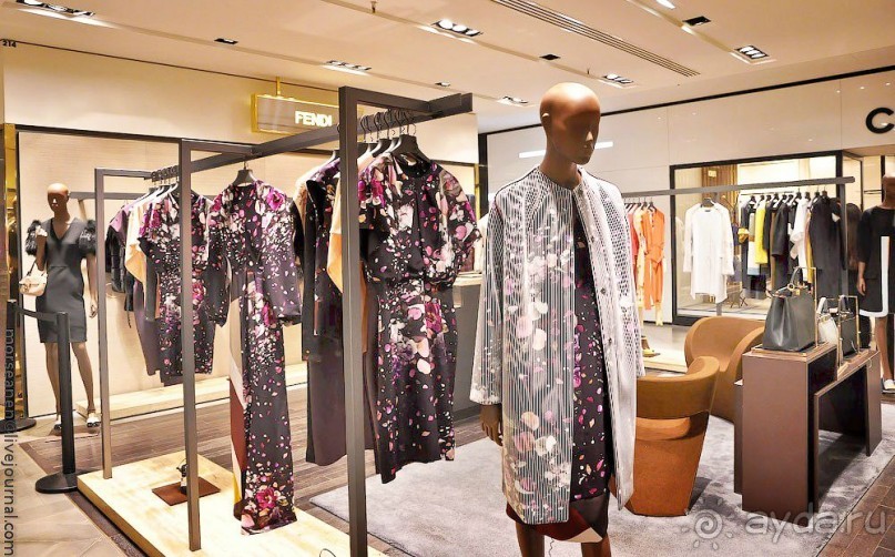 Одежда, парфюмерия, обувь, детские игрушки, аксессуары – это далеко не весь ассортимент продаваемых здесь товаров.