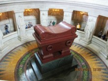 В 1840 году с острова Св. Елены был доставлен гроб с телом Наполеона, который установили в специально для этого построенной гробнице.