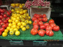 В Париже несколько сетей крупных магазинов. Самыми дешевыми среди них считаются супермаркеты ED. Часто в этих магазинах продаются товары нераскрученных марок по очень низким ценам.