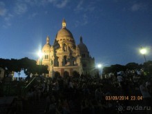 Публичный культ Сакре-Кёр был введен во Франции Екатериной Медичи во второй половине XVII века. Согласно католической версии, Сакре-Кёр — сердце Иисуса Христа, пробитое копьем во время распятия и вечно кровоточащее за человечество.