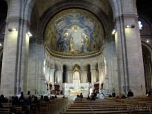 Внутри базилика украшена цветными витражами и монументальной мозаикой на тему “Благоговение Франции перед Сердцем Господним”, выполненной в 1912—1922 годах художником Люком-Оливье Мерсоном.