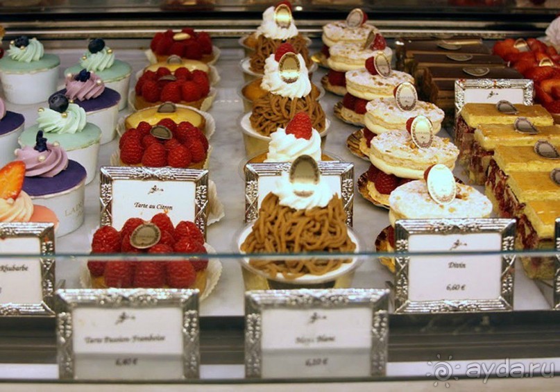 В кондитерской очень много смелых экспериментов - удивительным образом сочетаются соленое с горьким и острое со сладким.