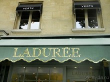 Кафе-кондитерская «Ладуре» существует с 1862 года. Здесь огромный выбор пирожных, десертов, макарон  Макароны – это уникальное печенье, состоящее из двух миндальных половинок соединенное начинкой,