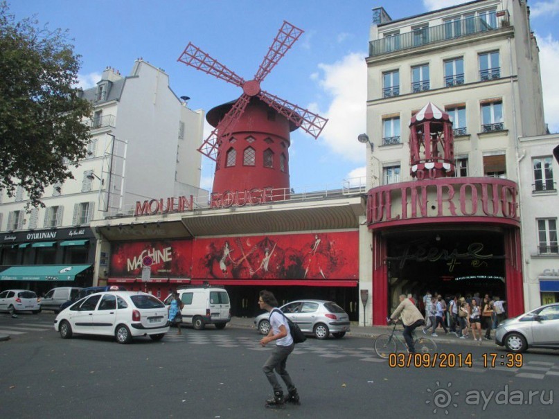 У подножья холма Монмартр  находится знаменитейшее кабаре «Мулен Руж». Это единственное кабаре, которое осталось практически нетронутым, в своем первоначальном виде.