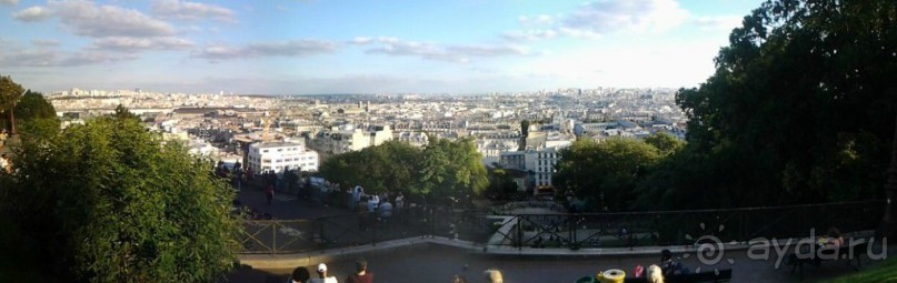 С вершины Монмартра, куда ведет широкая многоярусная лестница, открывается панорама Парижа и вид вокруг в ясную погоду на 50 км. Сакре-Кёр — самая фотографируемая достопримечательность французской столицы.