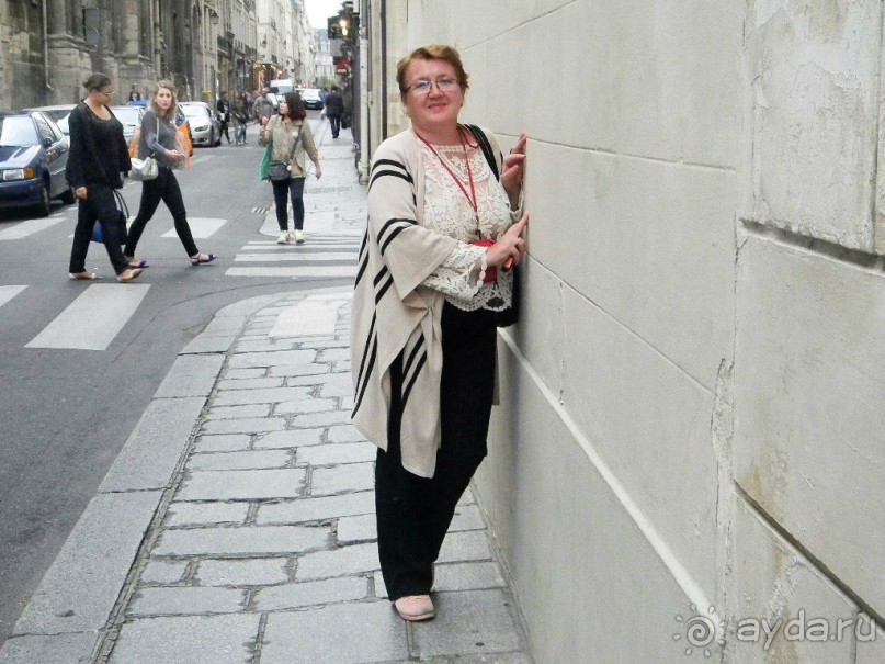 Вначале территория Сен-Луи предназначалась для строительства домов ремесленников и торговцев, но уже с 1638 года здесь стали селиться богатые парижане. Улицы строились безукоризненно прямые