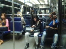 Двери в поездах  чаще всего не открываются автоматически: чтобы войти или выйти надо самому нажать на рычаг или кнопку открывания дверей.