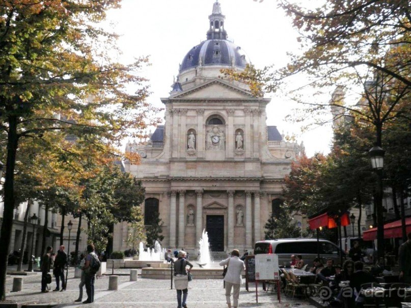 Сорбонну можно с уверенностью назвать одним из крупнейших, старейших, наиболее престижных и известных университетов мира. Сорбонна — это даже не университет, это комплекс университетов, обосновавшихся в Париже.