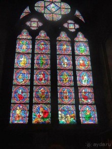 В соборе очень мало окон и как в любом готическом храме здесь нет настенной живописи. Единственным источником света служат витражи,