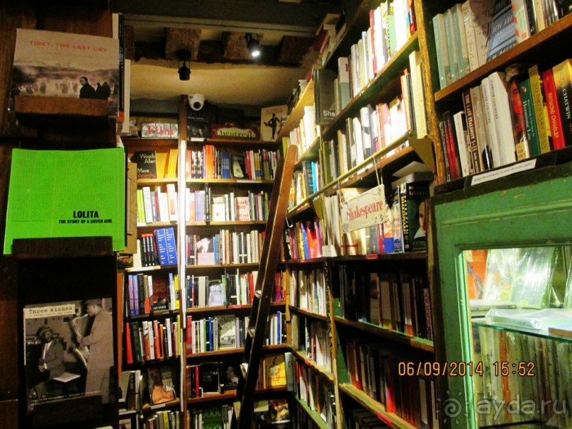 Сначала в магазинчик заглядывали завсегдатаи салона Монье и любопытные французы. Постепенно сюда решительно устремилась целая плеяда великих писателей: Эрнест Хемингуэй, Анаис Нин, Генри Миллер, Бернард Шоу.