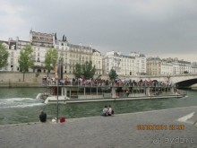 На гербе Парижа недаром красуется корабль и гордый девиз: «Нас качает, а мы не тонем»