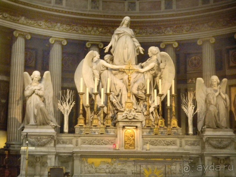 Над главным алтарем расположена скульптура выдающегося итальянского художника Шарля Марокетти «Вознесение Святой Магдалины»,