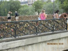 Мост искусств является одним из самых популярных туристических мест в Париже. По легенде, влюблённой паре необходимо написать на замке свои имена, повесить его на мосту и выкинуть ключ в воду реки Сены.