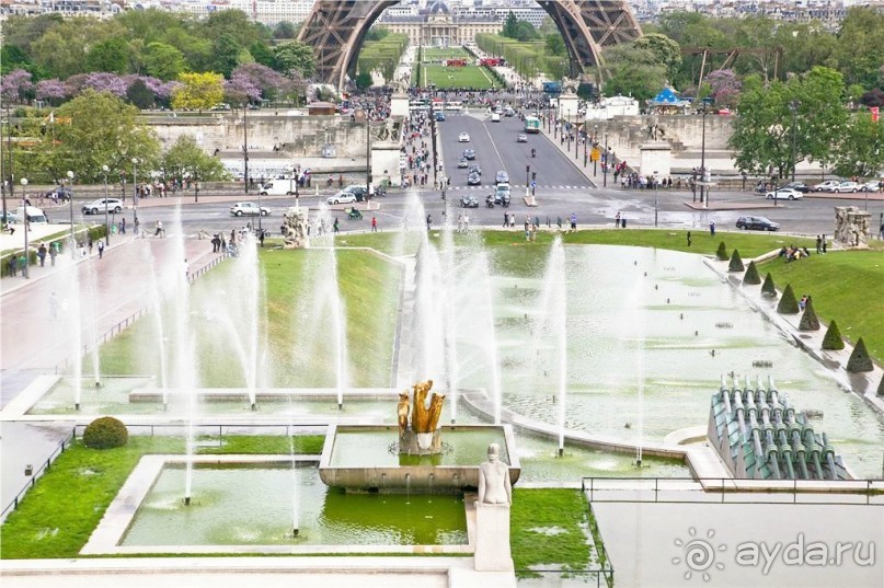 Возвышается  дворец на холме Шайо на правом берегу реки Сены напротив Эйфелевой башни.