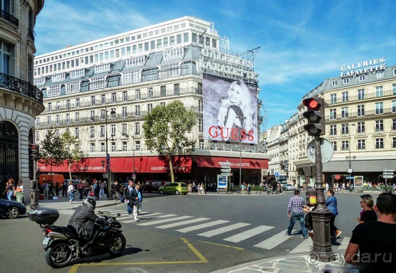 Galeries Lafayette - самый популярный и посещаемый торговый центр в Париже. Этот универмаг Парижа состоит из трех больших центров на бульваре Haussmann.