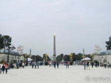 Великолепный обелиск из розового гранита был подарен Франции египетским вице-королем Мехметом-Али. Обелиск изъяли из храма бога Амнона в Фивах. Иероглифы на обелиске помнят еще времена фараонов, возраст их – примерно 3600 лет