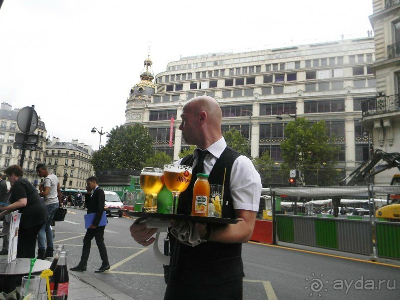 По количеству уличных кафе Париж давно занял первое место в мире, но с каждым годом их становится все меньше Власти решили запретить владельцам такого рода заведений выставлять столики на тротуар, так как это затрудняет движение пешеходов.....