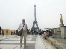 Здесь же берет начало парковый комплекс Трокадеро . На самой высокой точке холма находится площадь Трокадеро.