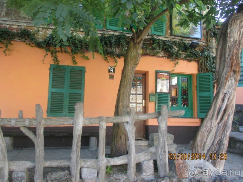 Ночное кабаре «У шустрого кролика» («Проворный кролик») (Au lapin agile) в деревенском стиле стало популярно в начале XX века у писателей и окололитературной публики, художников и интеллектуалов.