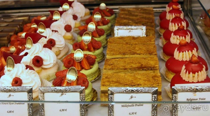 Байсерс Ладуре», изысканный десерт, состоящий из миндального печенья, со вкусом сладкой малины, или кокоса, или сливок и ванильного крема муслин, пирожные профитоли под названием «Ла религиоз»