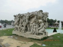 Скульптурная композиция у подножия Эйфелевой башни.