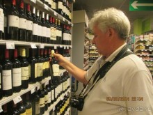 Если вы не причисляете себя к знатокам, то можно просто присмотреться какое вино берут для себя местные жители, понимающие в них толк. Априори французы считают, что любое вино, стоимость которого выше 5 евро, является хорошим.