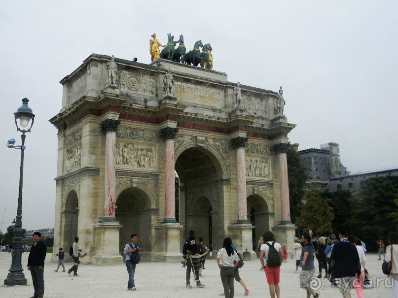 Триумфальная арка  Каррузель в Париже — монумент в стиле ампир, возведённый на площади Каррузель перед дворцом Тюильри по приказу Наполеона для увековечивания его побед в 1806—1808 годах.