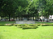 Условно, Елисейские поля можно разделить на парковую зону, которая берёт своё начало от площади Согласия и  магазинную часть, которая продолжается до конца проспекта и заканчивается площадью Звезды,