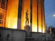 Дворец Шайо, выдержанный в конструктивном и лаконичном стиле, является характерным для памятников архитектуры ХХ столетия. Фасады здания покрыты плитами золотистого песчаника, а особый шарм  строению создают  многочисленные скульптуры и рельефы.