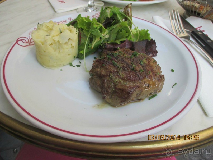 У большинства ресторанов Монмартра предусмотрено специальное меню, доступные цены которого отображаются на окнах заведений, но только в обеденное время. Цены на ужин всегда немного выше.